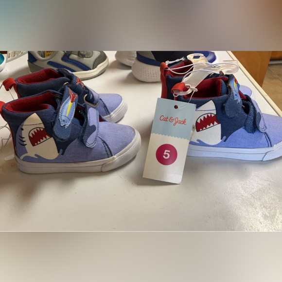 BUNDLE
7 pairs, 5x sz 5, 2x sz 4. Cat and jack, jumping beans, stride right - Picture 3 of 6